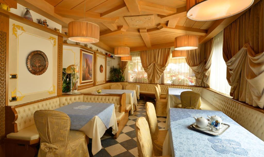 Hotel Alle Alpi Moena Eksteriør billede